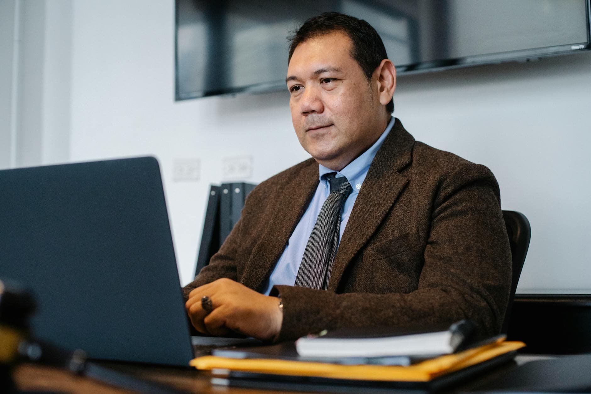 AI untuk Negosiasi: Cara Pakai Claude untuk Siapkan Strategi Deal dengan Supplier