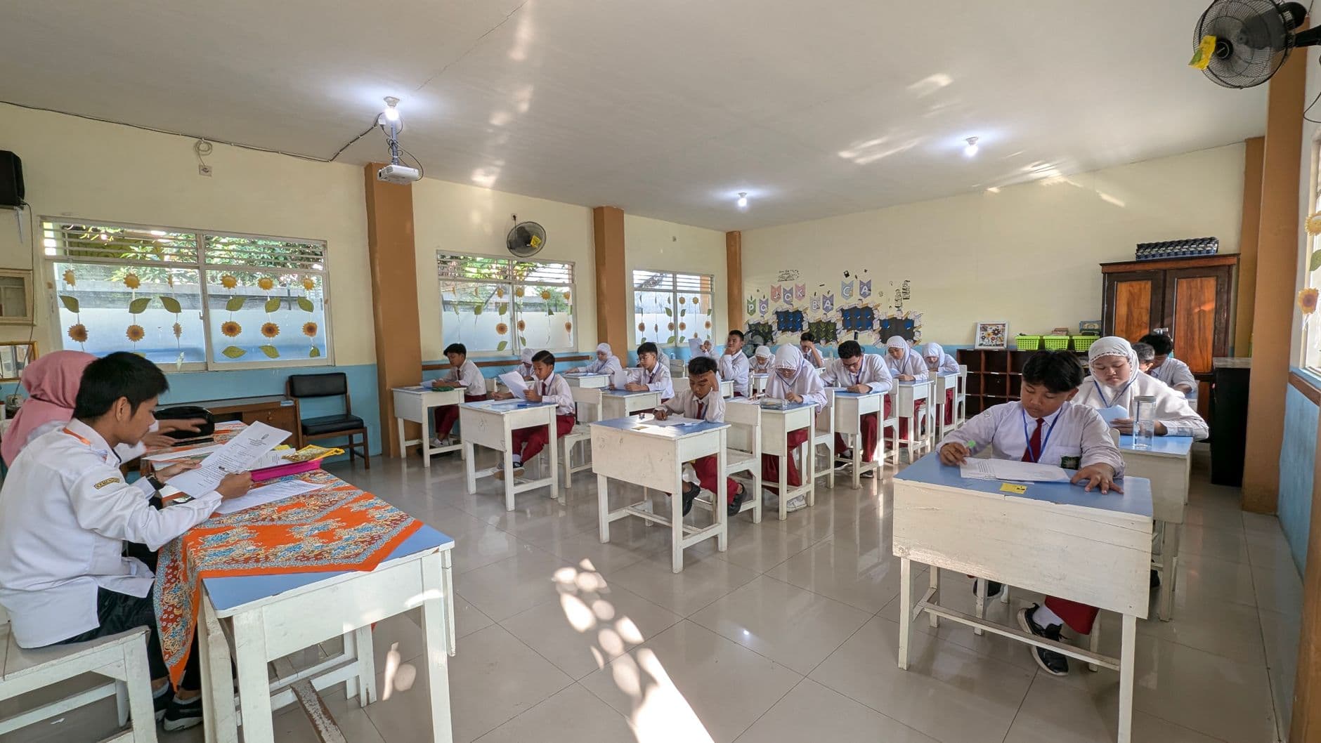 Guru Honorer dan Tenaga Kependidikan Non-ASN: Status Kerja, Hak BPJS, PPh 21, dan Cara Yayasan atau Sekolah Swasta Kelola Penggajian yang Benar