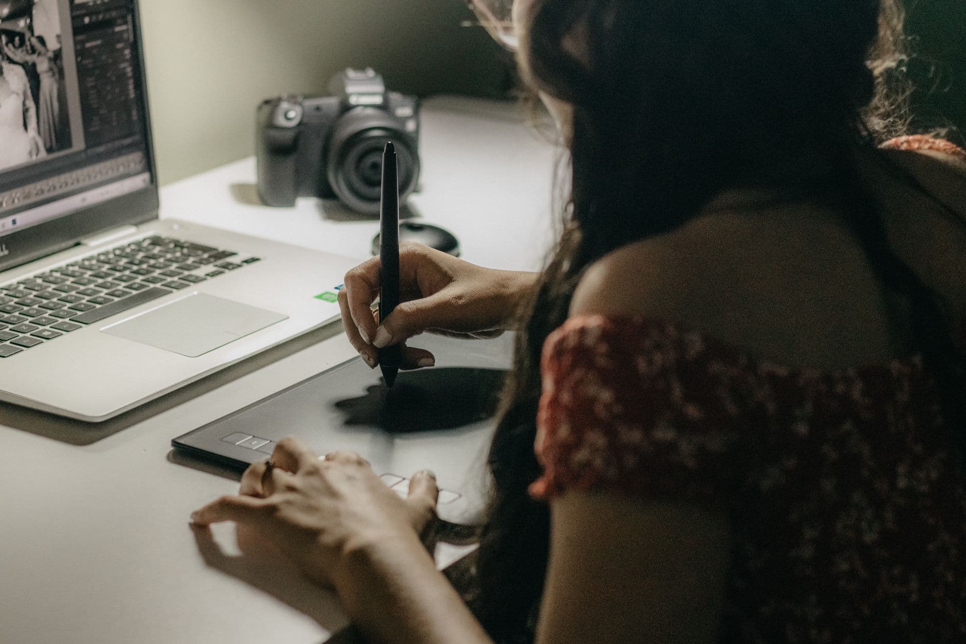 Pekerja Kreatif Freelance (Desainer, Fotografer, Videografer): Cara Hitung Pajak, Kelola Invoice, dan Catat Penghasilan Tidak Tetap di Pembukuan Sendiri