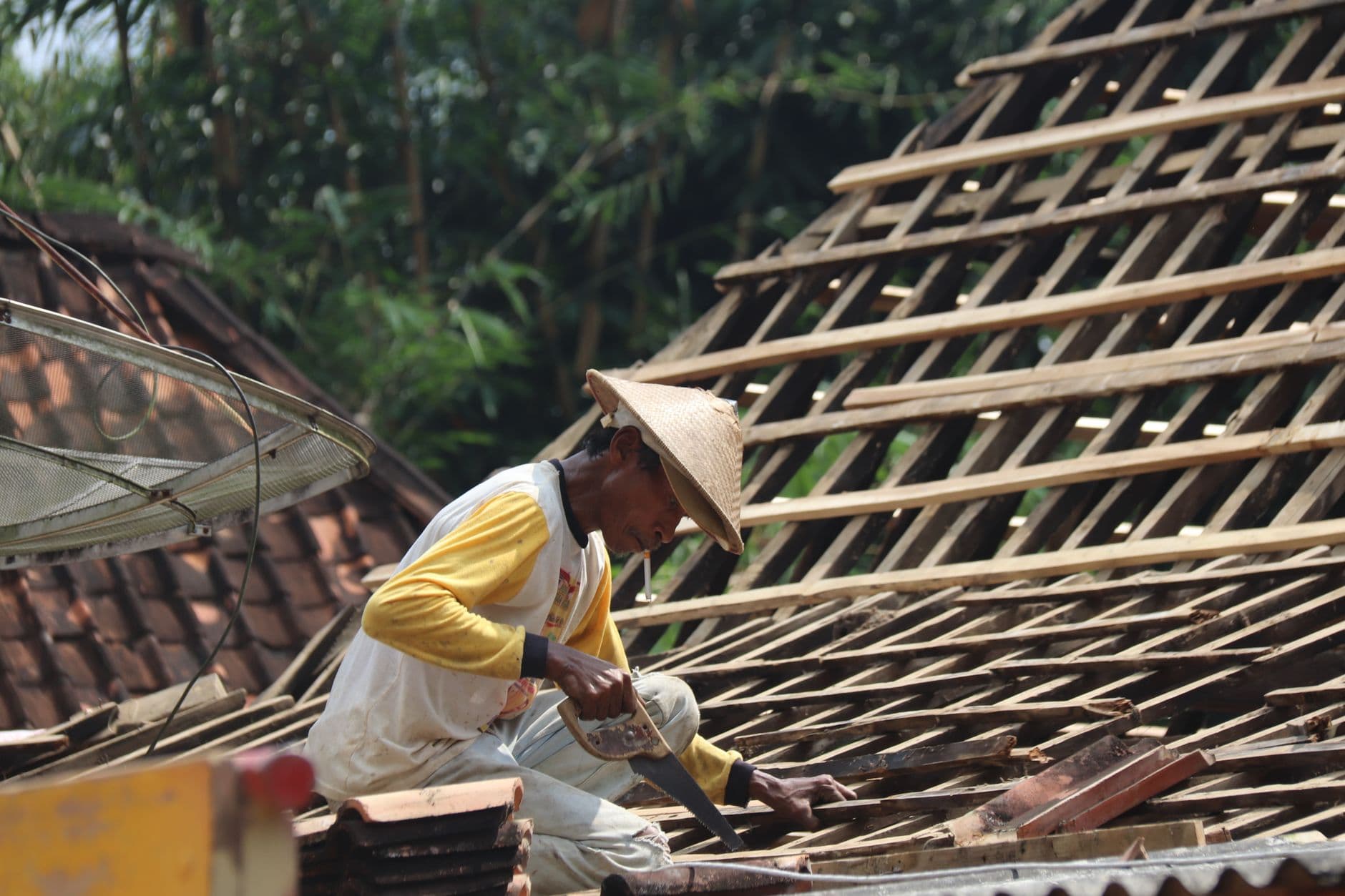 Pekerja Rumahan dan Pengrajin Lokal: Status Kerja, Kewajiban Pajak, dan Cara UMKM Mitra Kelola Kontrak yang Benar